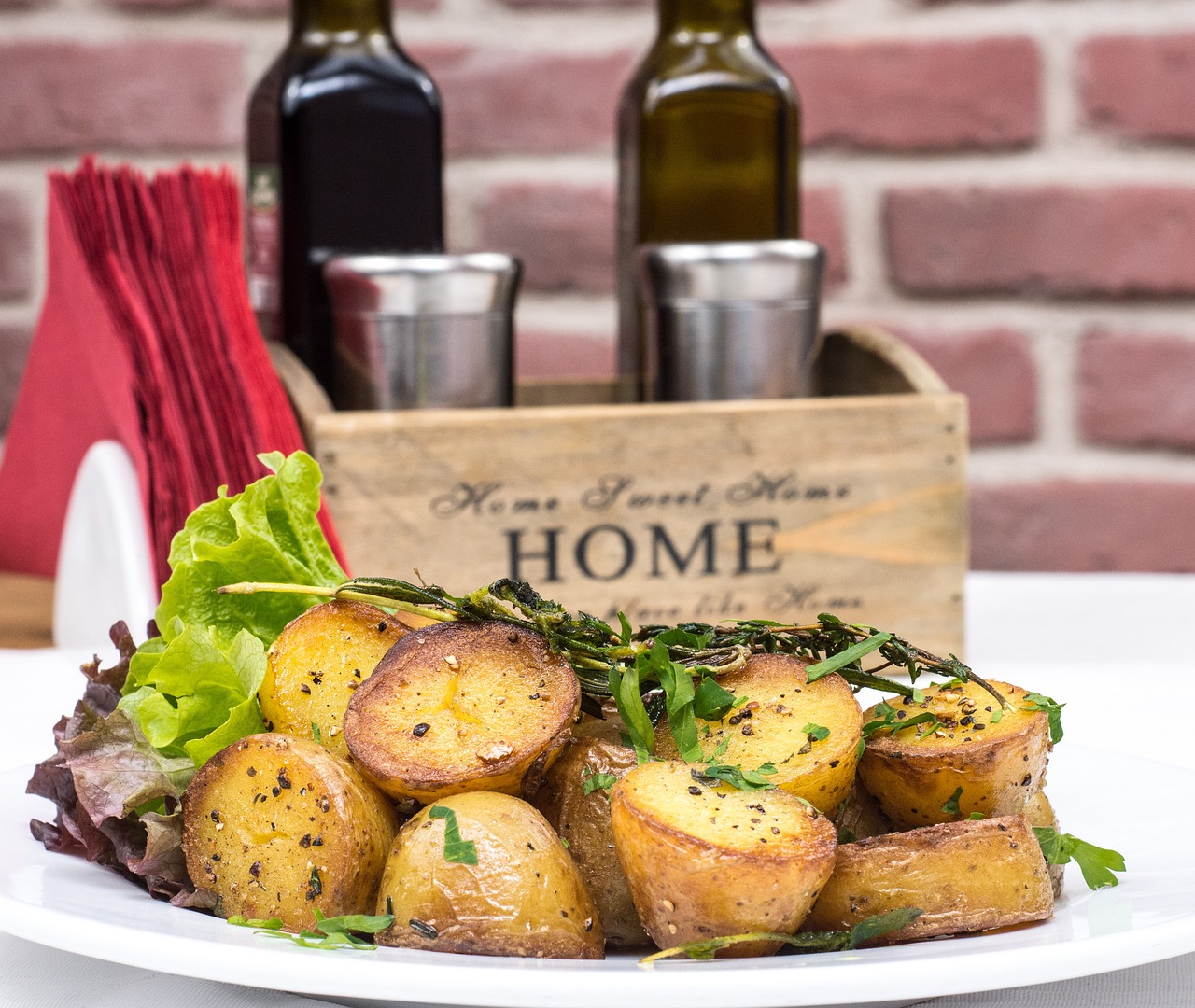 baked potatoes, gourmet, garlick sauce-2157201.jpg