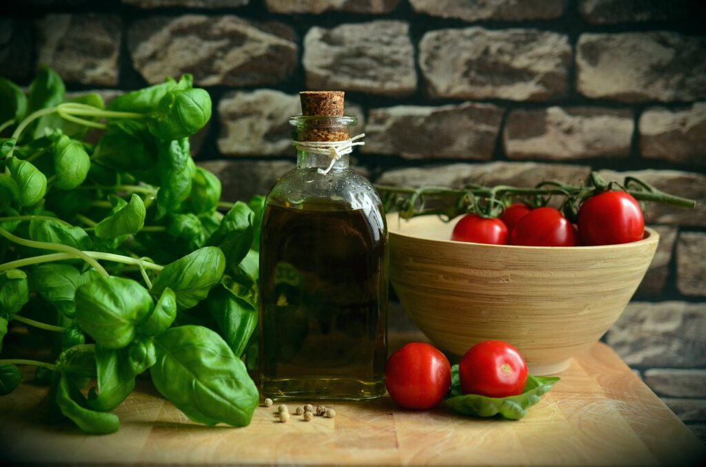 olive oil, tomatoes, basil-1412361.jpg